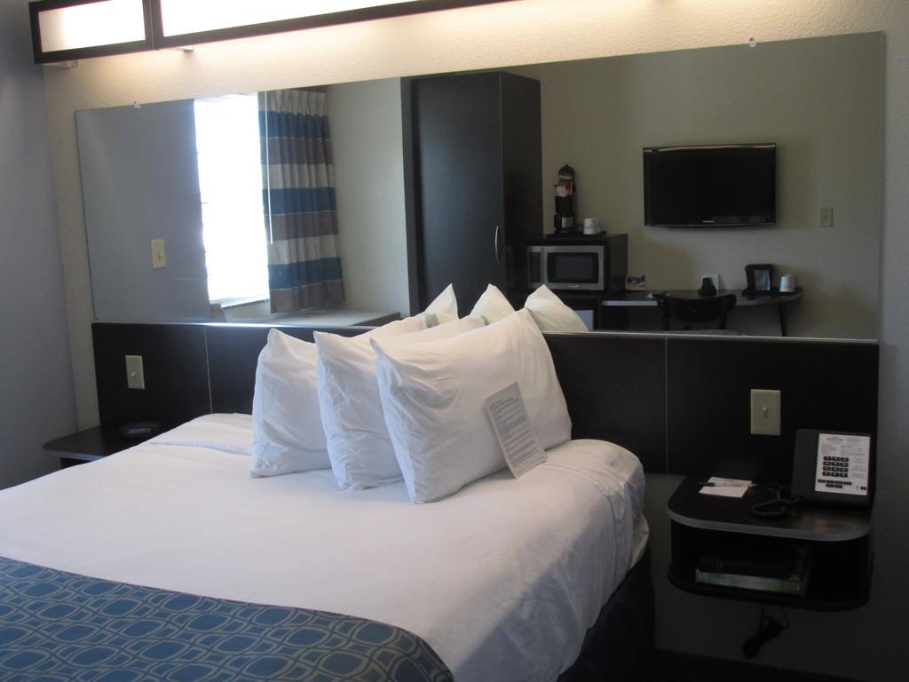 Microtel Inn & Suites Belle Chasse Exterior photo